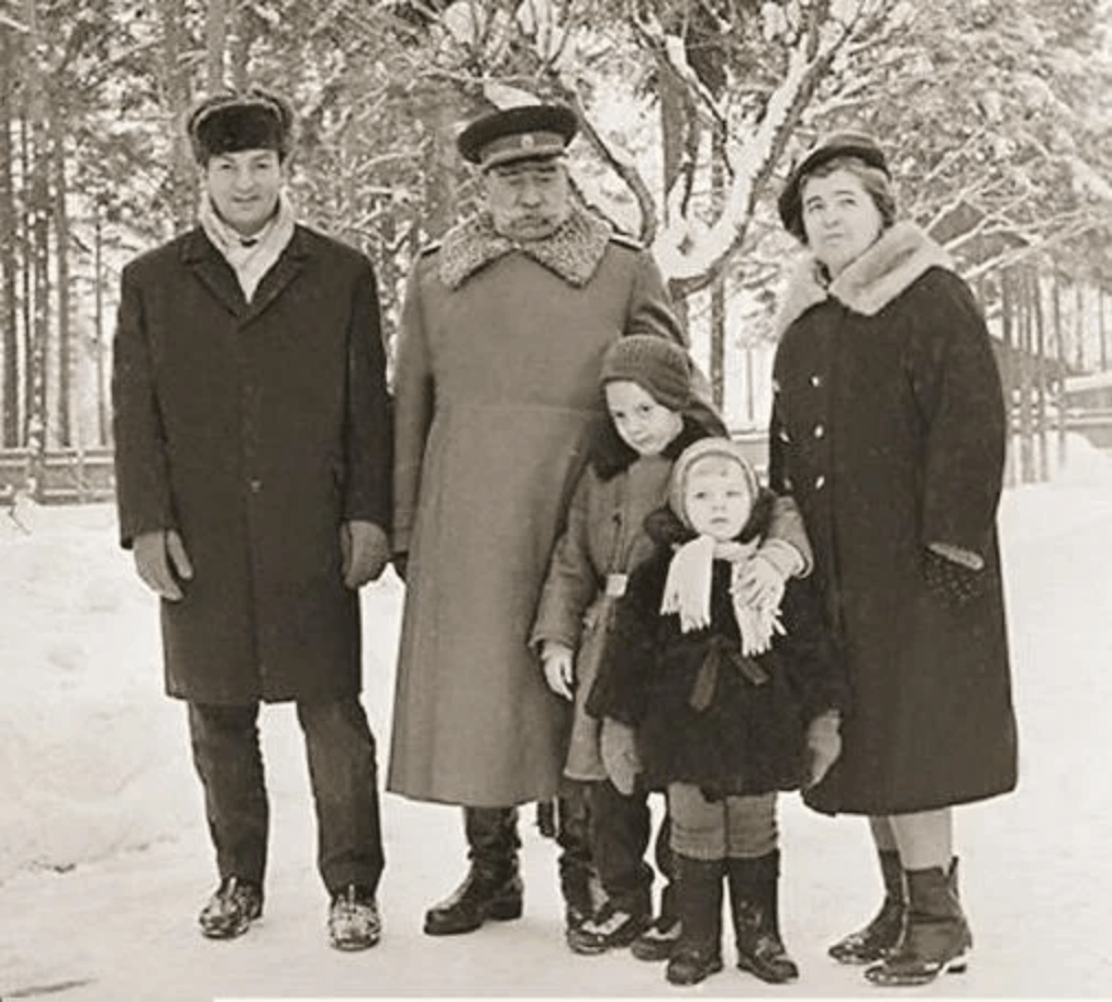 Анастасия Будённая в детстве с дедом и родителями