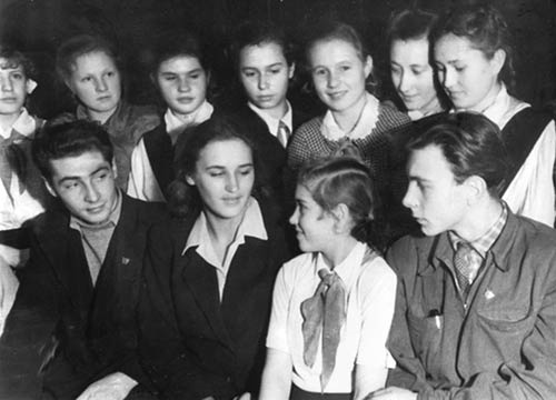 Вячеслав Тихонов и Нонна Мордюкова встречаются с пионерами, 1949 г.