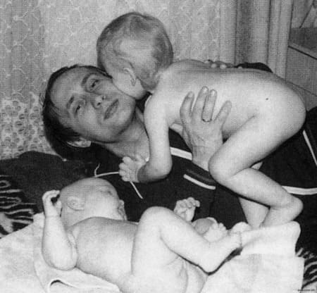 Владимир Путин с новорожденными дочерьми