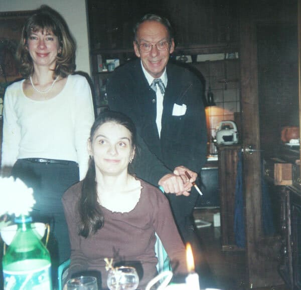 Алексей Баталов со старшей дочерью Надеждой (стоит) и младшей Марией (сидит)