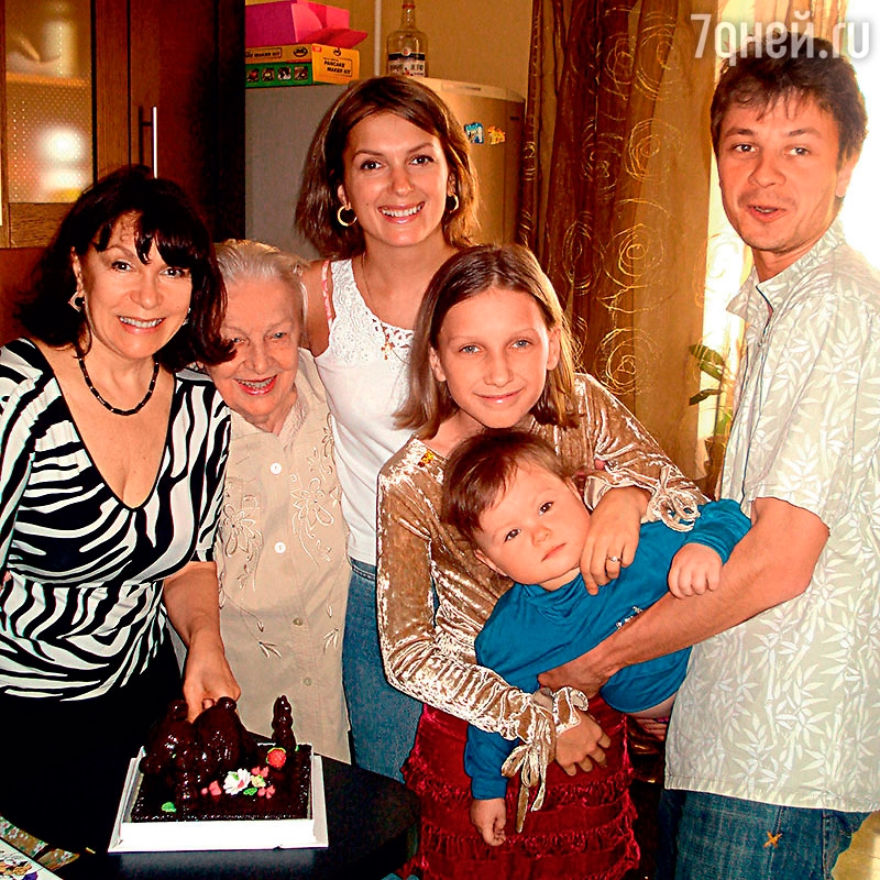 Слева направо: Мама и бабушка Марии, сама Мария, дочери Полина и Серафима, муж Илья
