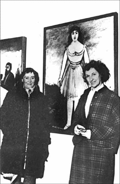 Маргарита де Севр (слева) перед портретом работы Пиросмани