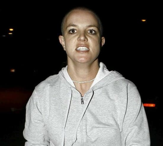 Во время нервного срыва Бритни побрилась наголо, 2008 г.