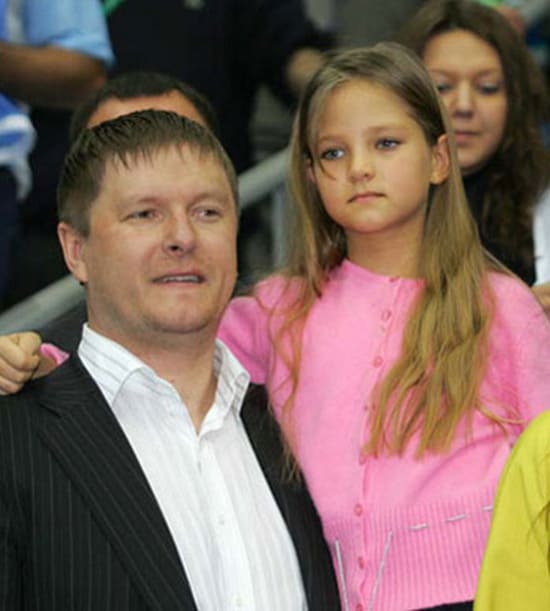 Маленькая Алеся с отцом Евгением Кафельниковым