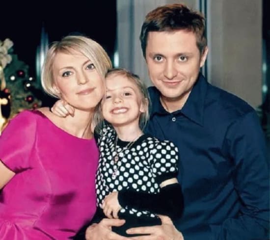 Артем Михалков с женой и дочерью
