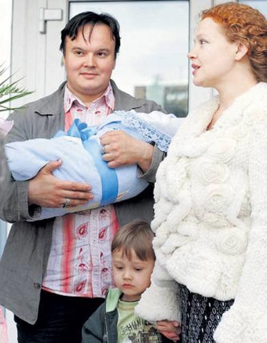 Татьяна Абрамова с первым мужем, старшим сыном и новорожденным Сашей