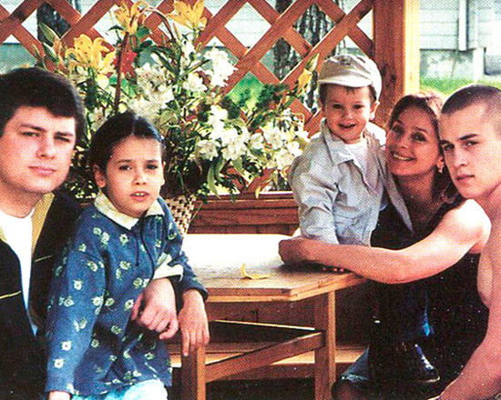 Галина Беляева в окружении своих детей