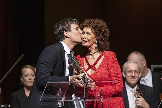 Старший сын Карло Понти вручает Софи Лорен премию Taurus