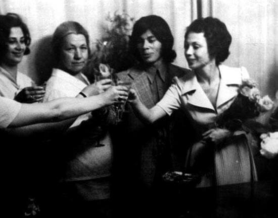 Зинаида Абрамовна (вторая слева), Олег и Ирина Газмановы