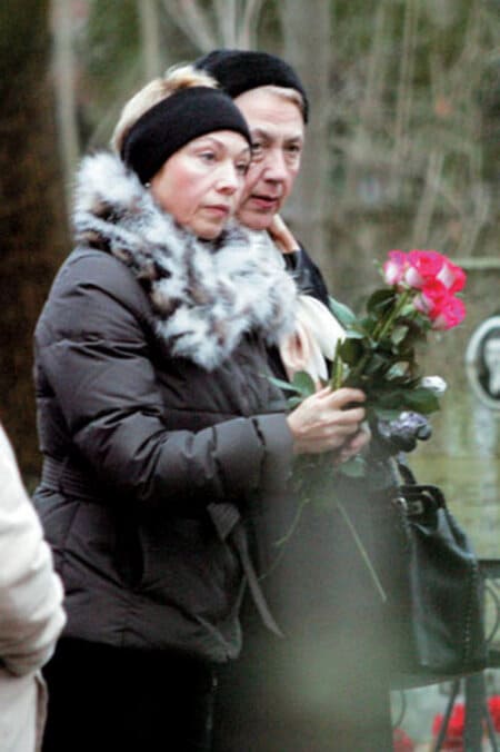 Ирина Газманова и ее сестра Наталья на похоронах матери Олега Газманова