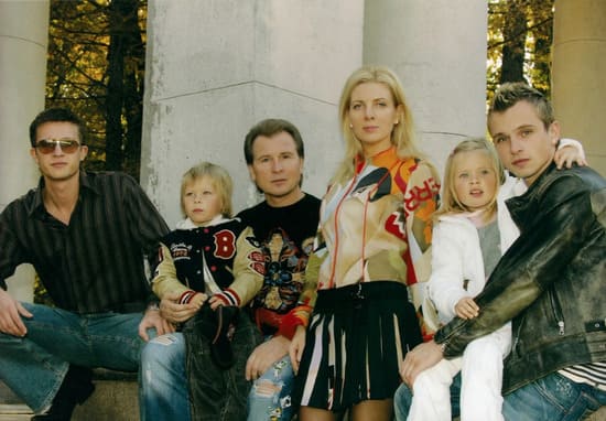 Александр и Эмма Малинины с двойняшками, а также сыновьями от первых браков