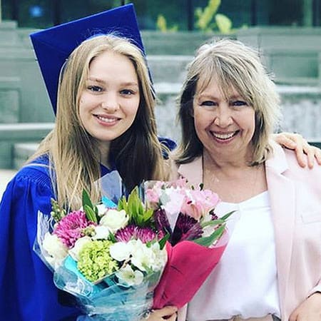 Кристина с мамой Ларисой в день получения диплома, 2017 г.