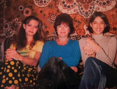 Ирина Шейк в молодости с сестрой и мамой