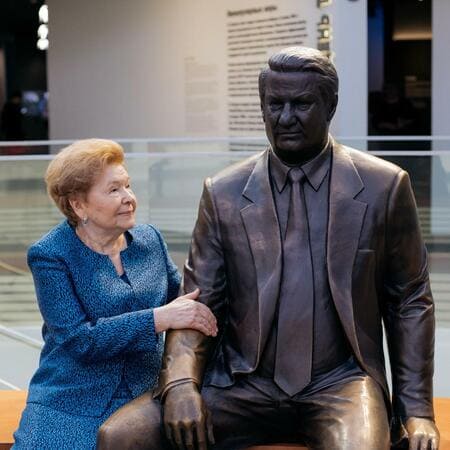 Наина Ельцина с памятником Борису Ельцину