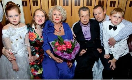 Николай Караченцов с женой, сыном, невесткой, внуками