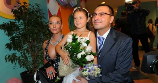 Дочь Волочковой с отцом и матерью