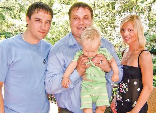 Шатунов с сыном, женой и Андреем Разиным