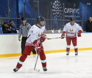 Коля Лукашенко играет в хоккей