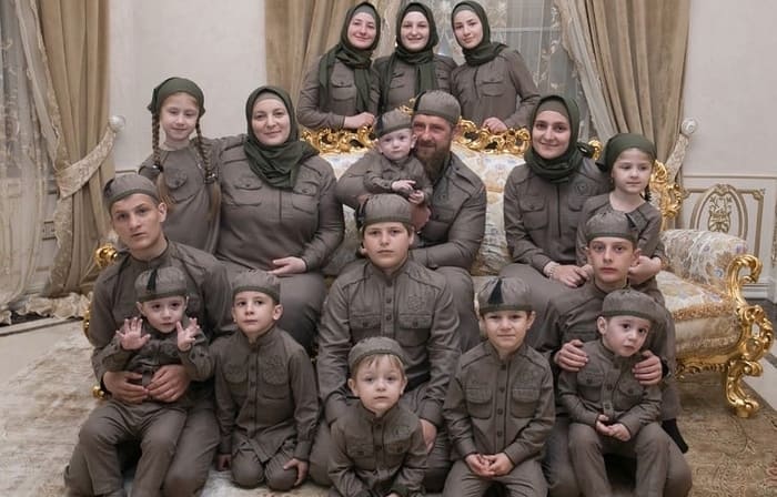 Рамзан Кадыров с женой и всеми детьми