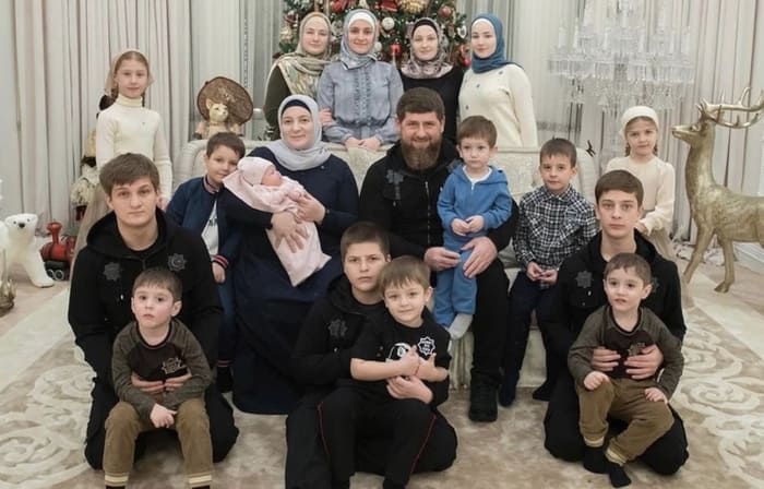 Рамзан Кадыров с женой Медни и всеми детьми