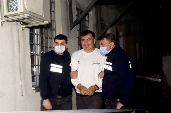 Михаила Саакашвили ведут под арест