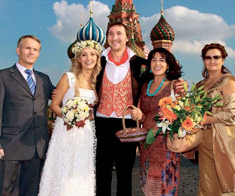Владимир Заседателев (крайний слева) и Надежда Бабкина (вторая справа) на свадьбе сына Даниила