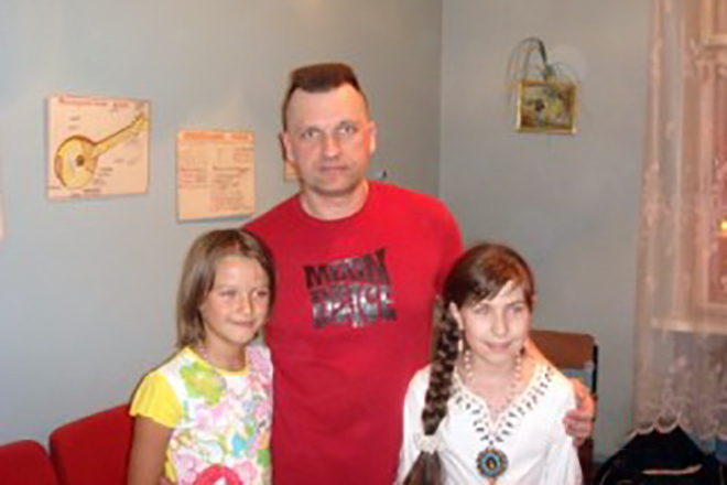 Сергей Лемох с дочерьми старшей Людмилой и младшей Алисой, 90-е годы