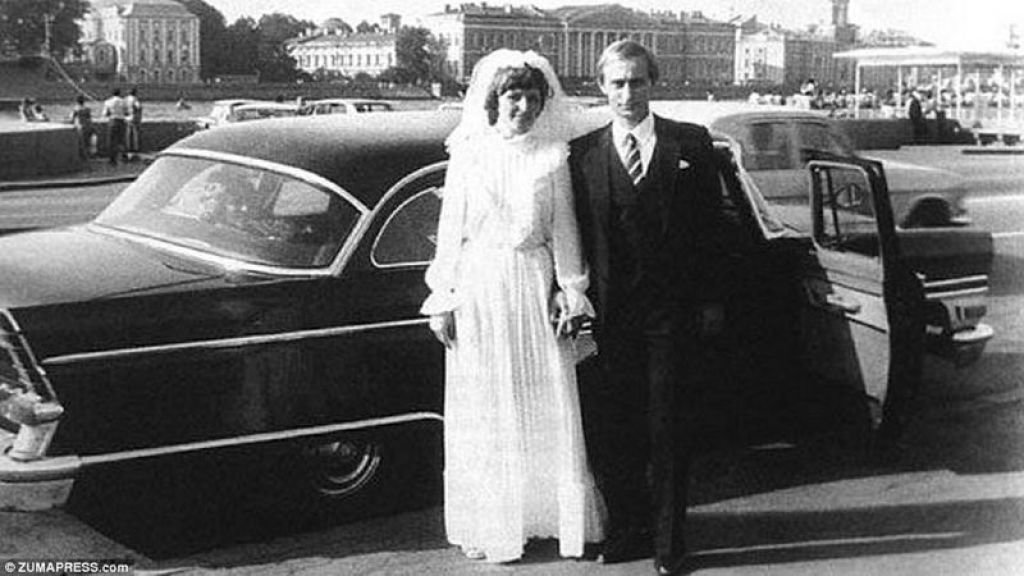 Свадьба Владимира Путина и Людмилы Шкребневой. (На заднем плане автомобиль "Чайка" из свадебного кортежа) 