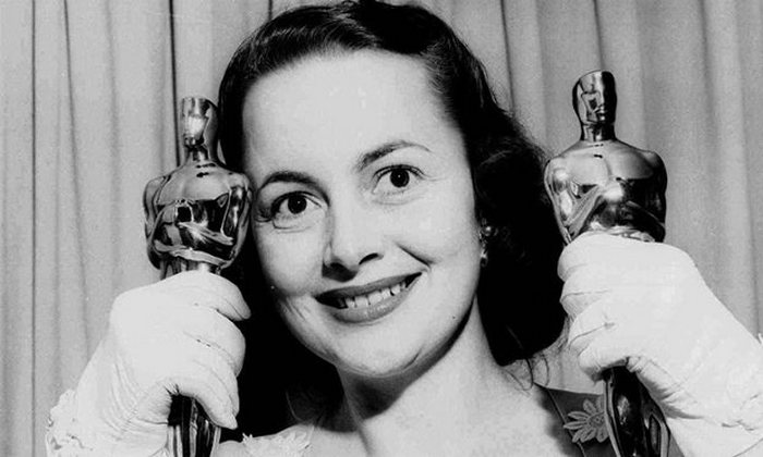Оливия демонстрирует два «Оскара», 1950 г.