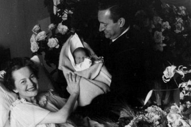Оливия де Хэвилленд с Пьером Галанте и новорожденной дочерью Жизелью