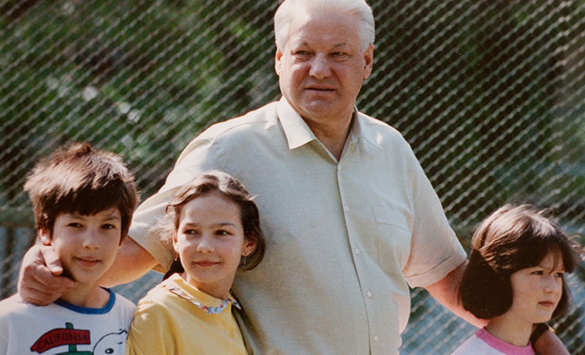 Борис Ельцин с внуками