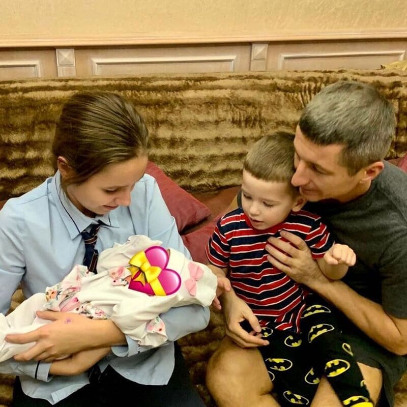 Вера Алдонина с новорожденной сестренкой, отцом и братом