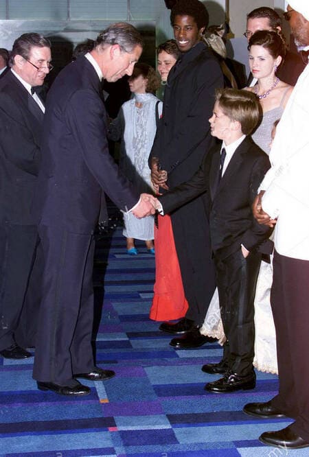 Принц Чарльз приветствует Джейка Ллойда на премьере «Звездных войн» в Лондоне