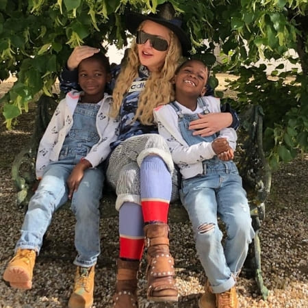 Мадонна усыновила детей близняшек из Африки