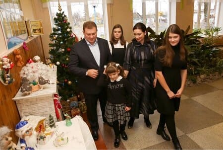 Дмитрий Лукашенко с женой и дочерьми 
