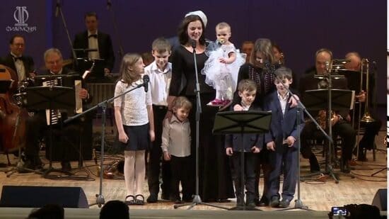 Ирина Леонова с детьми исполняют «Колыбельную»
