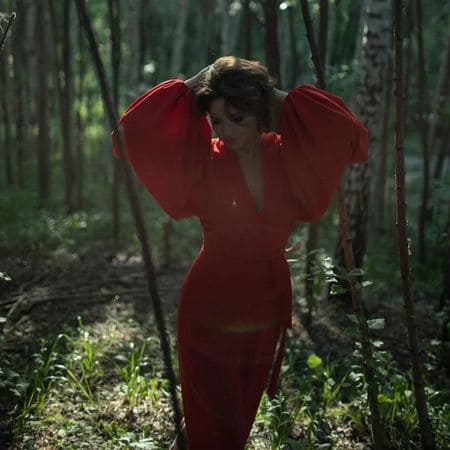 Солоцинская позирует в красном платье