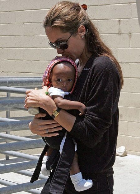Анджелина Джоли с Захарой сразу после удочерения