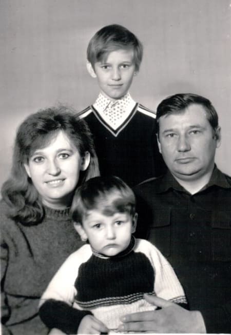 Родители Навального в молодости с маленькими сыновьями