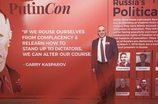 Из-за политической деятельности Гарри Каспаров был вынужден прокинуть Россию