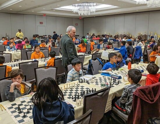 Гарри Каспаров и дети играют в шахматы