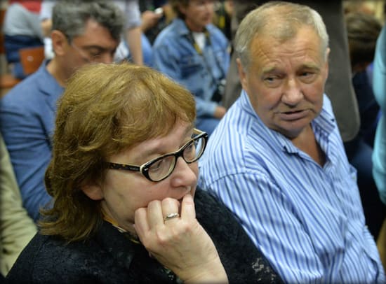 Родители Алексея Навального слушают приговор сыну