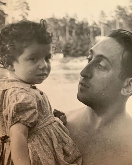 Симона Юнусова в детстве с отцом