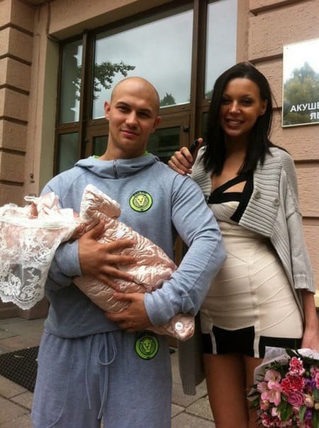 Джиган и Самойлова с новорожденной дочерью
