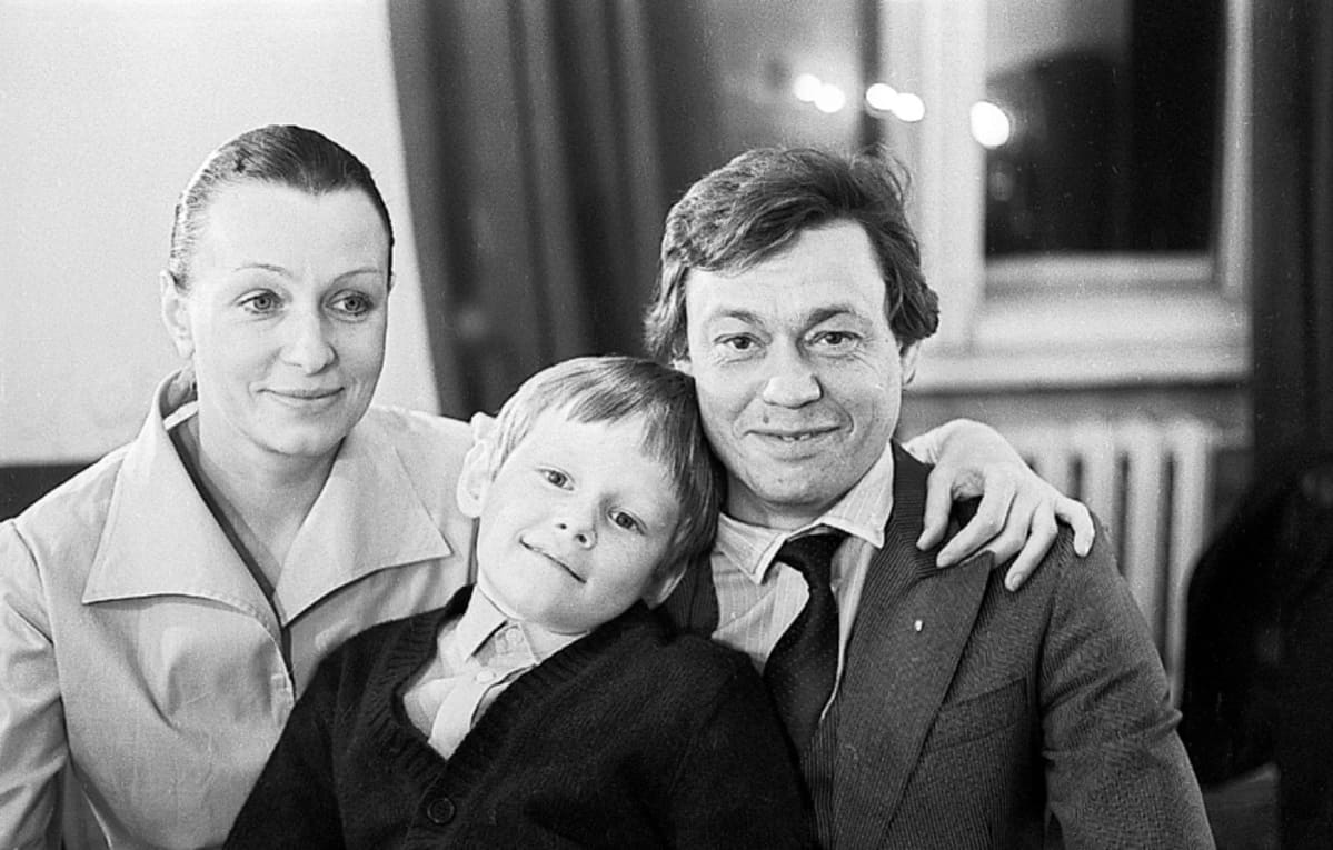 Николай Караченцов с женой и сыном