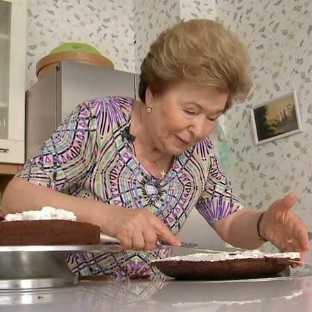 Наина Ельцина готовит