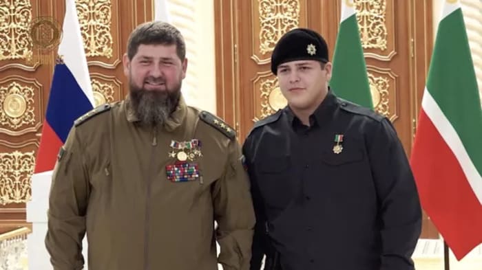Рамзан Кадыров и его сын Адам Кадыров с наградой