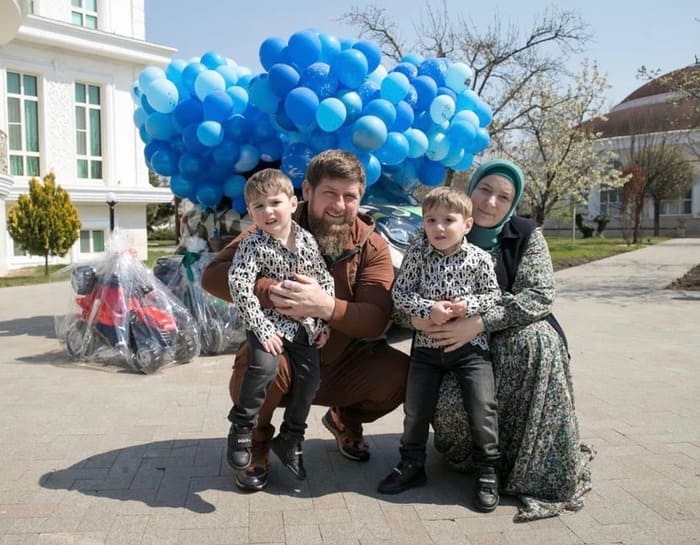 Кадыров с женой и усыновленными близнецами
