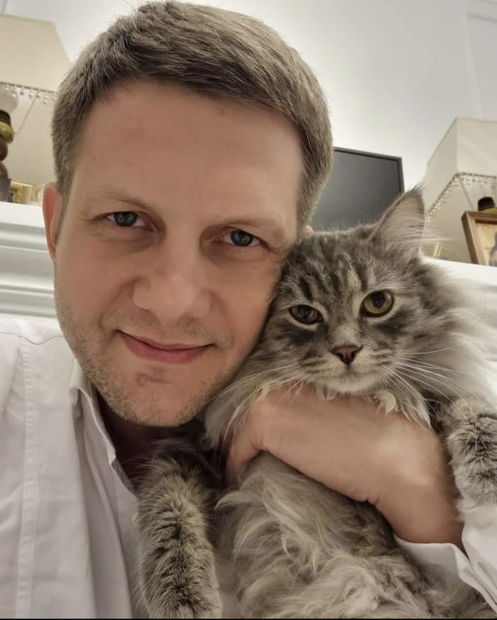 Борис Корчевников со своими котом
