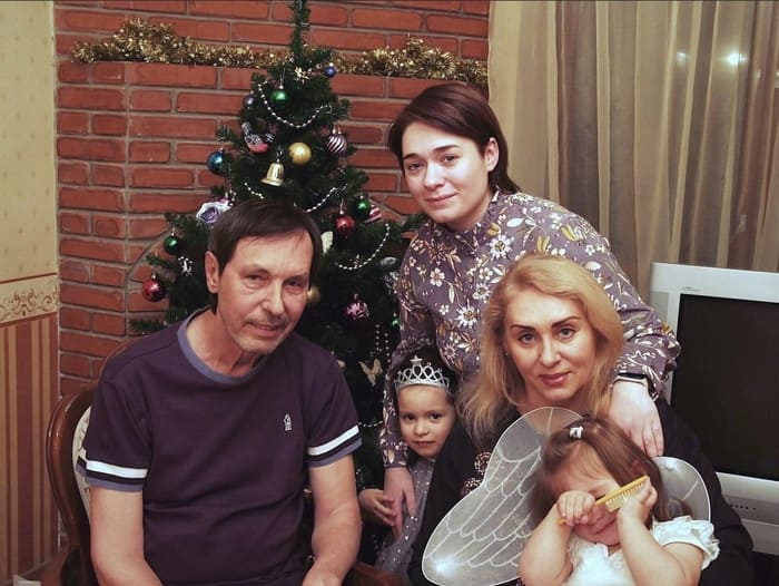 Николай Носков с женой, дочкой и внучками